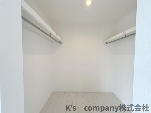 ◎茅ヶ崎市浜之郷　新築戸建の収納|洋室7帖のウォークインクローゼット☆奥行きがありご家族のお洋服などの保管にも役立ちます◇