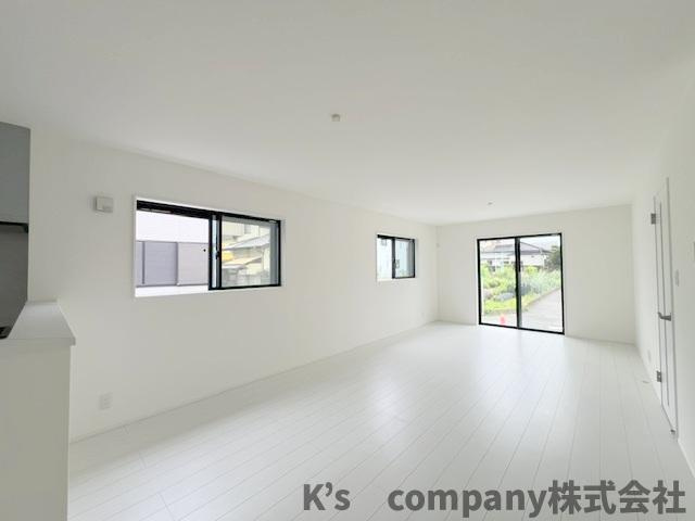 ◎茅ヶ崎市浜之郷　新築戸建の居間・リビング|リビング広々20帖◇家具の配置もしやすい間取り♪