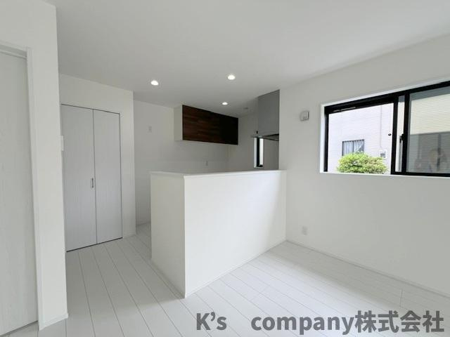 ◎茅ヶ崎市浜之郷　新築戸建の居間・リビング|小さいお子様のいるご家庭は見守りながらお料理ができます◇