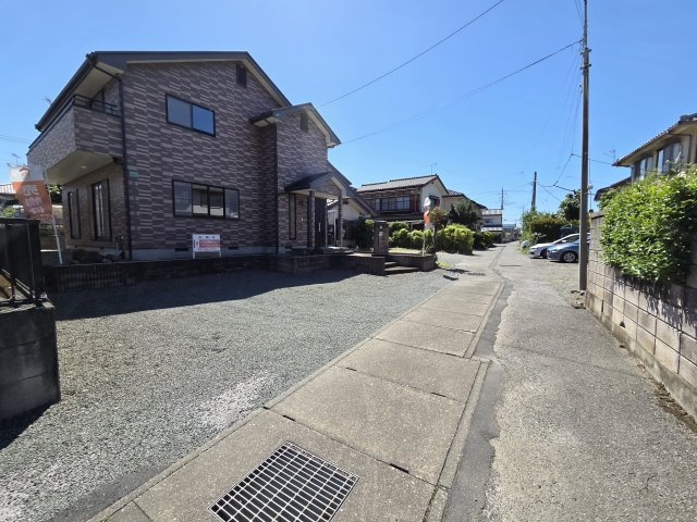 桐生市境野町四丁目　中古住宅の前面道路含む現地写真