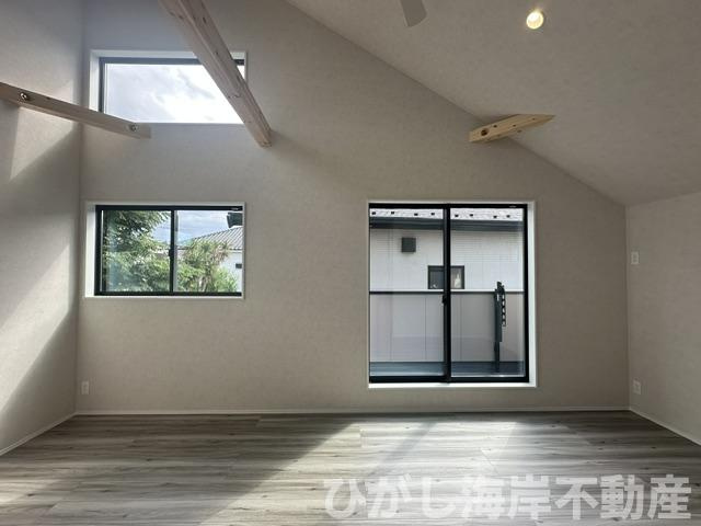 藤沢市本鵠沼５丁目　新築戸建　全２棟の居間・リビング|13帖　勾配天井のLDK
