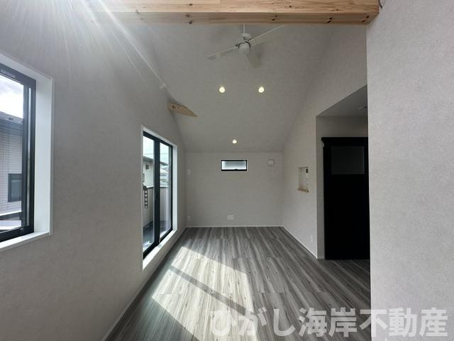 藤沢市本鵠沼５丁目　新築戸建　全２棟のダイニング|13帖　勾配天井のLDK