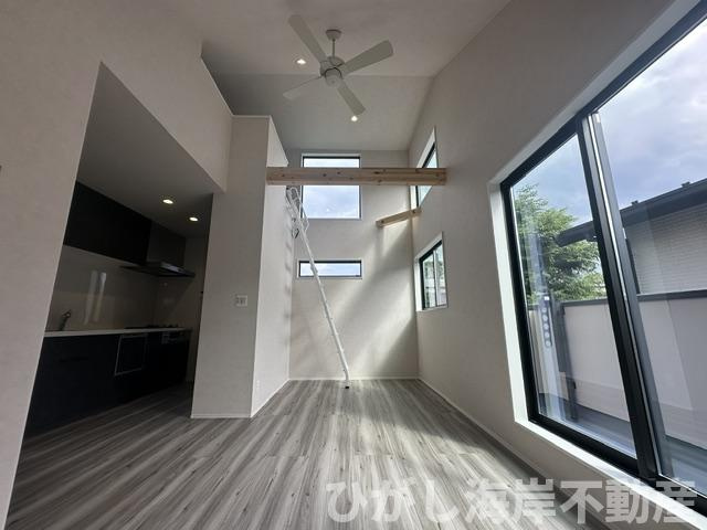 藤沢市本鵠沼５丁目　新築戸建　全２棟の居間・リビング|13帖　勾配天井のLDK