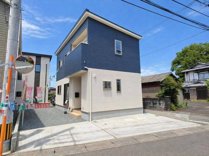 家賃並みで叶う開放的な角地。飫肥杉が優しく香る「家族ファースト」の家