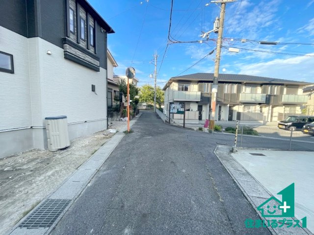 ★3(土)4(日)現地見学可能！★大津市坂本　新築一戸建ての前面道路含む現地写真|周辺は落ち着いた街並みの住宅地！子育てがしやすい住環境です！まだ未完成ですが、現地でしかわからない事もございます。是非一度ご覧ください。