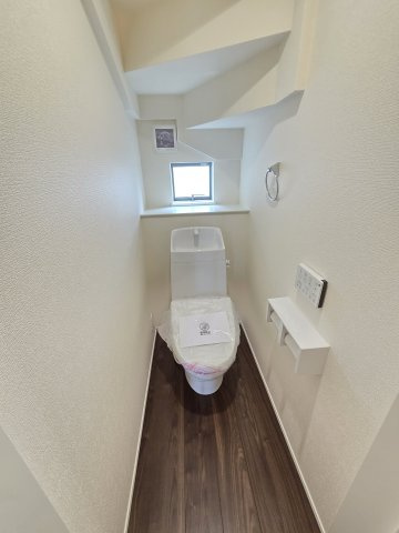 新築　桐生市相生町2丁目01期　1号棟　LIGNAGEのトイレ|現地写真　トイレは洗浄機能付きです！壁面収納も嬉しいですね♪