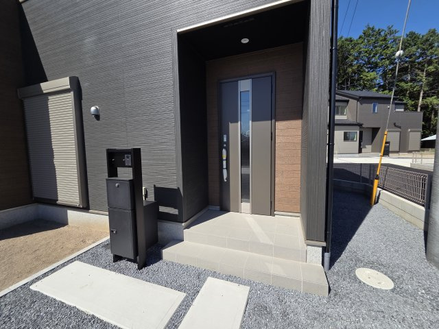 新築　桐生市相生町2丁目01期　1号棟　LIGNAGEの玄関|現地写真　TVモニター付きドアホンはポストと一体型！宅配ボックスまで付いていて便利です♪