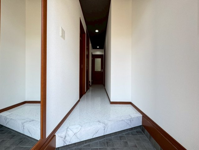 ◆２０２６年５月リフォーム完了◆リビング広々１８帖◆収納豊富◆宇治市伊勢田町中荒の玄関|玄関