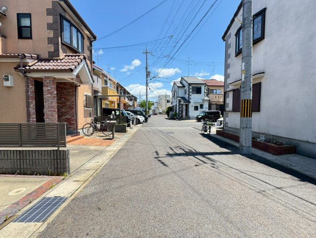 ◆２０２６年５月リフォーム完了◆リビング広々１８帖◆収納豊富◆宇治市伊勢田町中荒の前面道路含む現地写真|前道