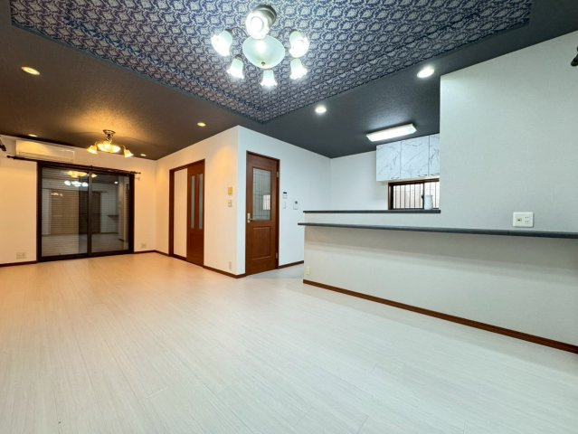 ◆２０２６年５月リフォーム完了◆リビング広々１８帖◆収納豊富◆宇治市伊勢田町中荒の居間・リビング|リビング