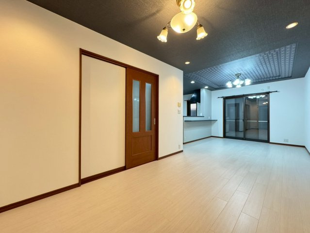 ◆２０２６年５月リフォーム完了◆リビング広々１８帖◆収納豊富◆宇治市伊勢田町中荒の居間・リビング|リビング