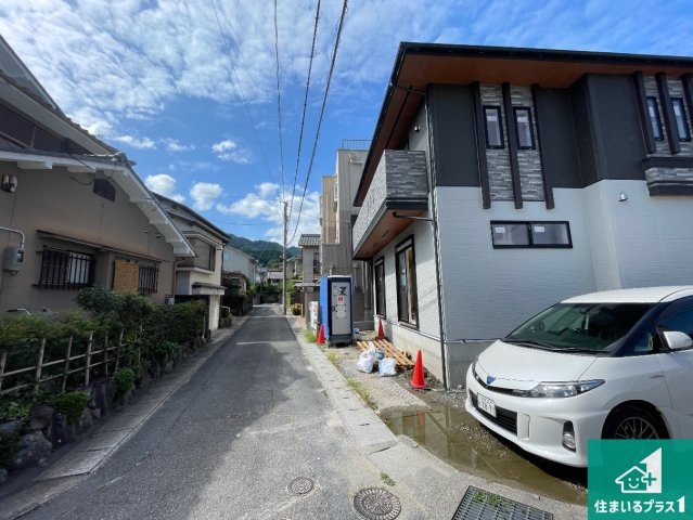 大津市坂本　新築一戸建ての前面道路含む現地写真|周辺は落ち着いた街並みの住宅地！子育てがしやすい住環境です！まだ未完成ですが、現地でしかわからない事もございます。是非一度ご覧ください。