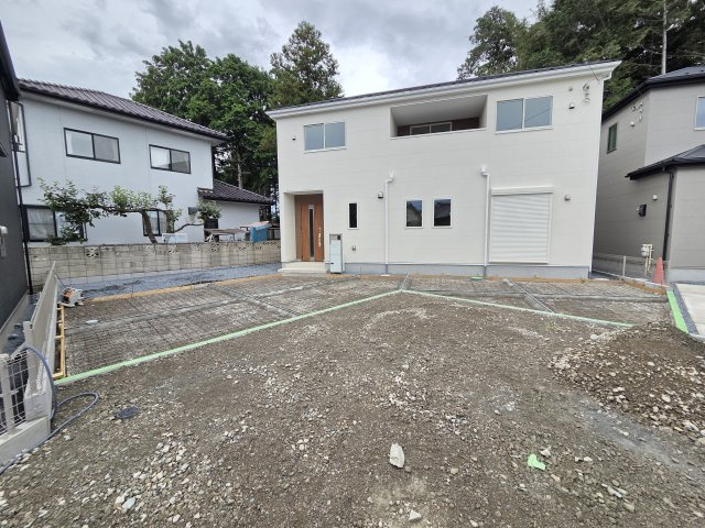新築　桐生市相生町2丁目01期　2号棟　LIGNAGEの駐車場|現地写真　駐車は建物南側に並列2台可能です！