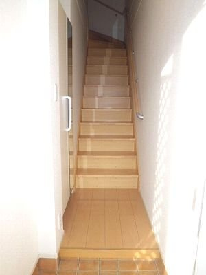 ヴィラ・ア・ラ・モードⅡ　Ａの玄関|収納もある玄関です