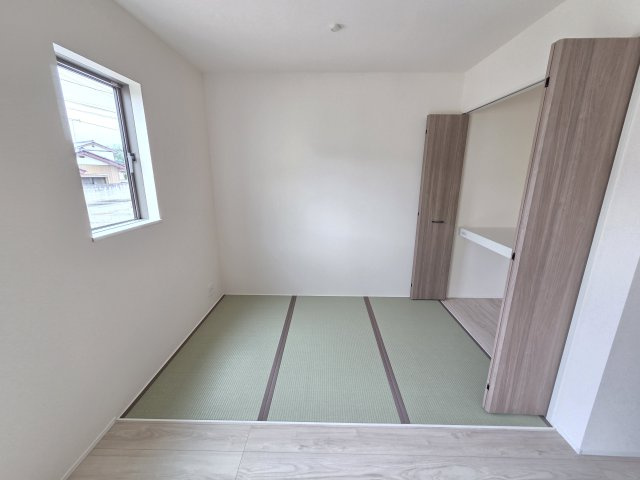 新築　桐生市相生町2丁目01期　4号棟　LIGNAGEの和室|現地写真　リビング横のタタミコーナーです。居室、お子様のプレイルーム、客間など様々な使い方ができますね！