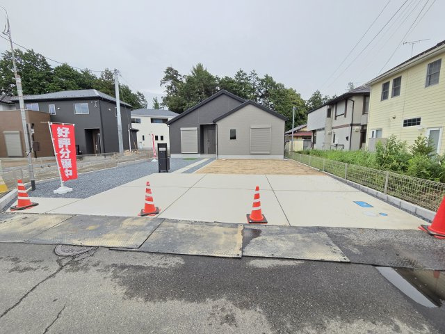 新築　桐生市相生町2丁目01期　4号棟　LIGNAGEの駐車場|現地写真　駐車は建物南西側に並列3台可能です！