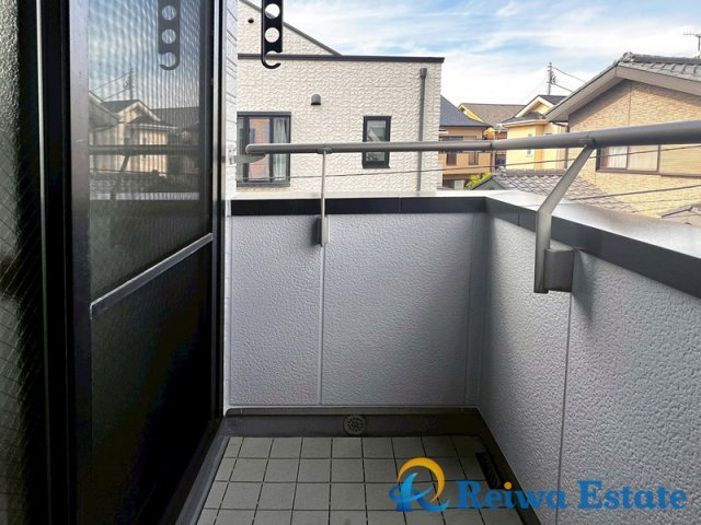 中古戸建　茅ヶ崎市香川3丁目のバルコニー|洗濯物や布団もまとめて干せるゆったりバルコニー。
