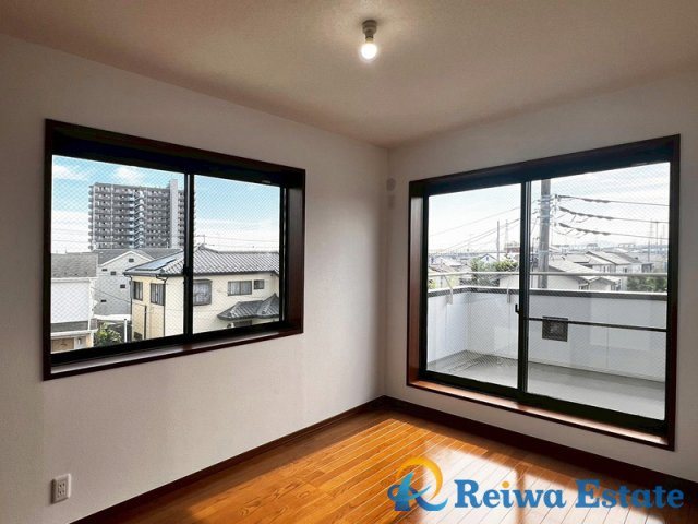 中古戸建　茅ヶ崎市香川3丁目の寝室|バルコニーと面したお部屋は暖かな光とさわやかな風が届きます。