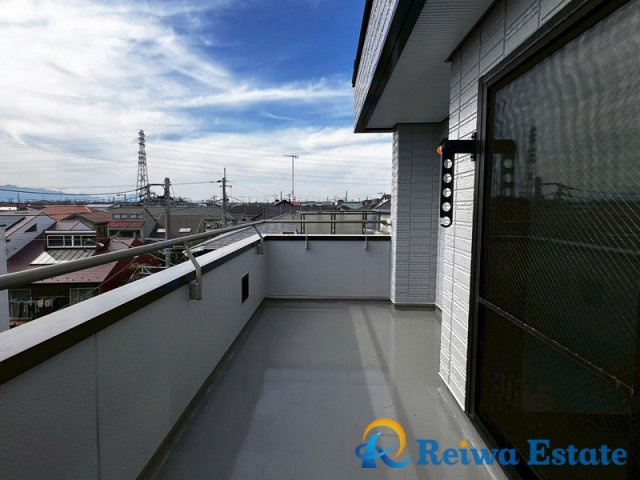 中古戸建　茅ヶ崎市香川3丁目のバルコニー|洗濯物や布団もまとめて干せるゆったりバルコニー。