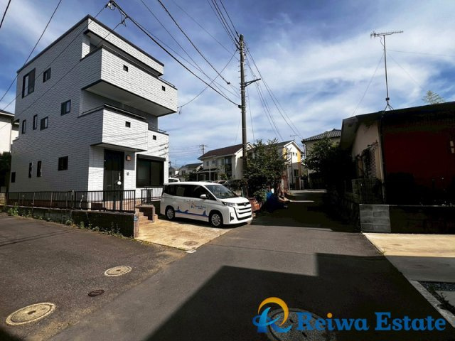 中古戸建　茅ヶ崎市香川3丁目の前面道路含む現地写真|お子様の自転車やバイクの置場を確保できるゆとりの駐車スペースがございます♪