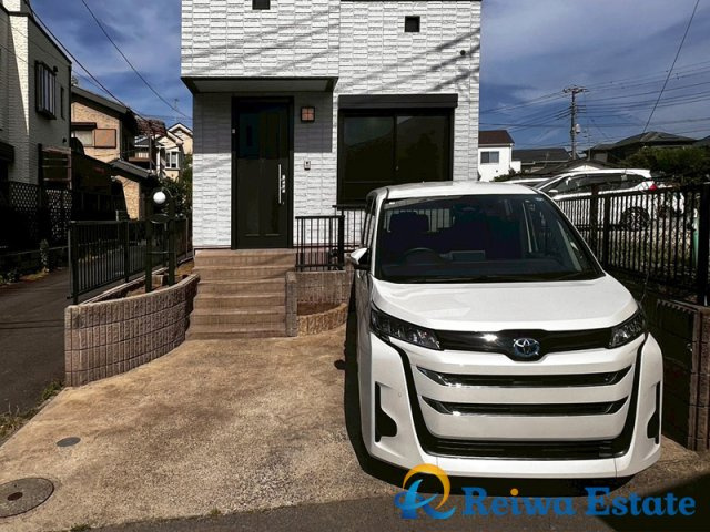 中古戸建　茅ヶ崎市香川3丁目の駐車場|車種により駐車2台可能なカースペース。共働きの世帯や急な来客時に安心ですね。