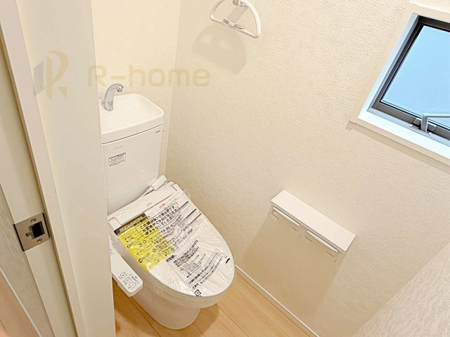 古河市大山第8　新築戸建て　1号棟のトイレ|温水洗浄便座付きのトイレ。
トイレが２ヵ所設置で朝の忙しい時間でも安心です。