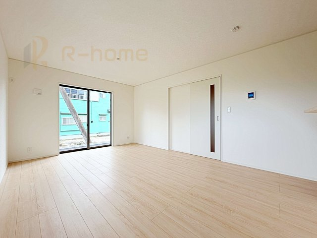 古河市大山第8　新築戸建て　1号棟の居間・リビング|リビングには開口部を可能な限り多く設けました。人が集まる場所なので開放感が必要な場所だと思います。