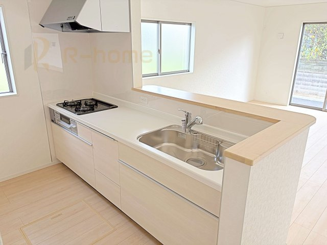 古河市大山第8　新築戸建て　1号棟のキッチン|料理をしながら家族とコミュニケーションが取れる対面式システムキッチン。