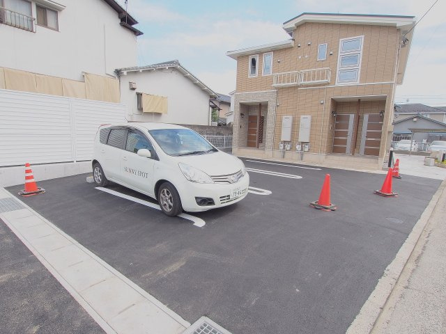 ノーブル川内V番館の駐車場