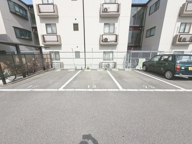 光明町シティハイツの駐車場
