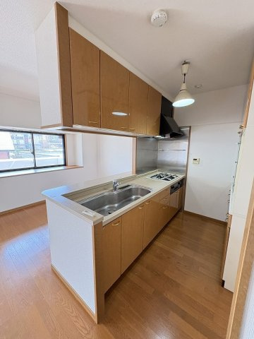 久留米市荘島町の賃貸マンションのキッチン|コンパクトなキッチンで掃除もラクラク