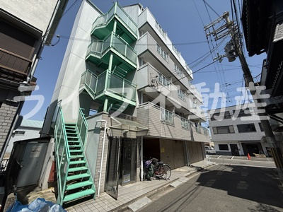 カレッジ鴻池の外観