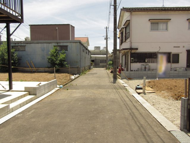 越谷市大字大道 新築分譲住宅の前面道路含む現地写真