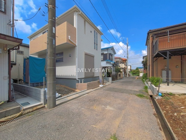 越谷市大字大道 新築分譲住宅の前面道路含む現地写真