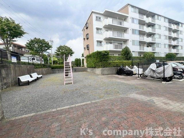 茅ヶ崎市香川1丁目　ライトタウン茅ヶ崎4号棟の周辺|マンションの横に公園があります◇