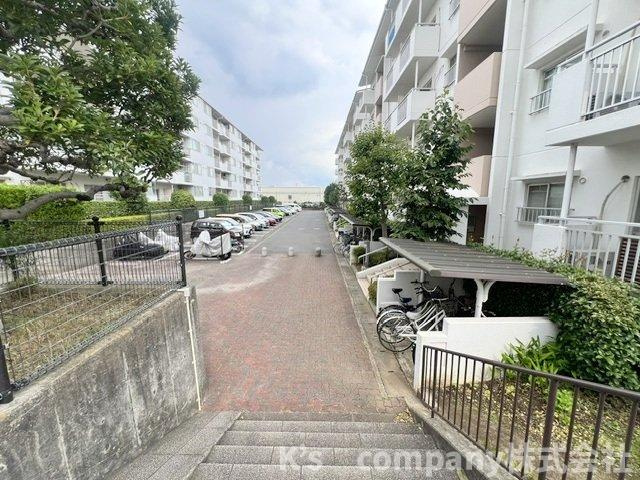 茅ヶ崎市香川1丁目　ライトタウン茅ヶ崎4号棟の駐輪場|右手に駐輪スペース◇