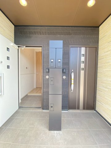 【玄関】 | ※同タイプの写真となります。