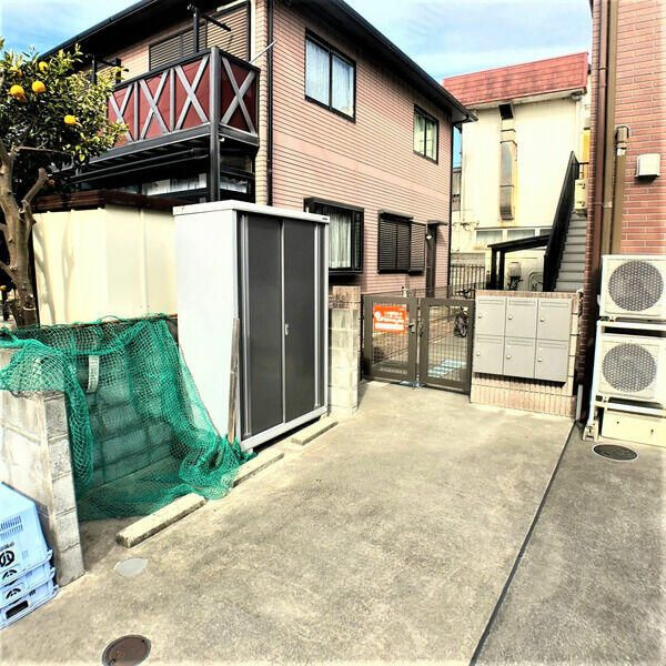伊勢原市石田のアパートのエントランス