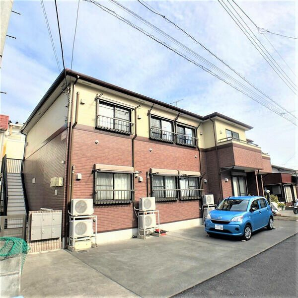 伊勢原市石田のアパートの外観