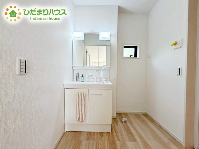 【独立洗面台】 | 水戸市渡里町4期　新築戸建 | 三面鏡は自分では見えにくいところまで見ることができるので、身だしなみを整える際などにはとても便利です(*^^*)