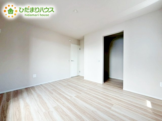 【寝室】 | 水戸市渡里町4期　新築戸建 | ゆとりのあるクローゼットが付いているので、お部屋もスッキリ片付き、朝の身支度もスムーズにできます。