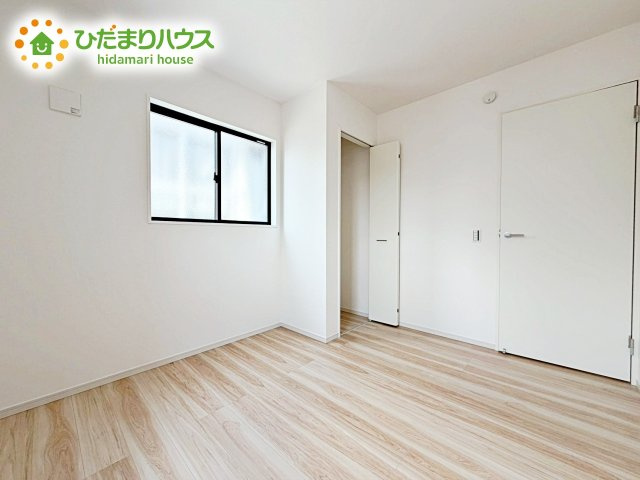 【洋室】 | 水戸市渡里町4期　新築戸建 | 2面採光を確保した明るい室内は、風通しも良く、大変居心地の良い空間となっております。