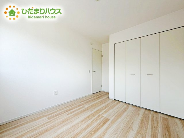 【洋室】 | 水戸市渡里町4期　新築戸建 | 壁紙はシンプルで清潔なホワイトで統一しています。朝の光をたっぷり浴びながら一日をスタート！目覚めは明るくあたたかな場所で。