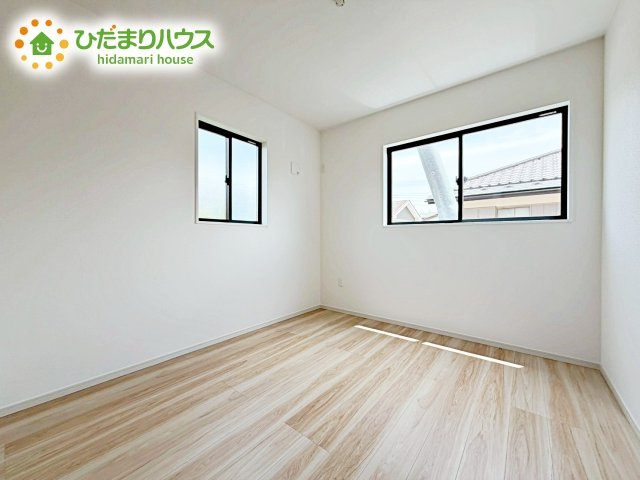 【洋室】 | 水戸市渡里町4期　新築戸建 | 木目のフローリングが暖かみのある室内に。明るい寝室で心地のいい朝を迎えられそう。
