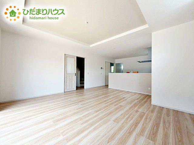 【居間・リビング】 | 水戸市渡里町4期　新築戸建 | 家族で長く過ごすのがリビング。南向きで明るく気持ちの良い空間です。カウンターに隣接してダイニングテーブルを設置することで配膳作業もラクラク！