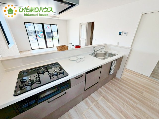 【キッチン】 | 水戸市渡里町4期　新築戸建 | シンプルなシステムキッチン♪広々としていてお料理をするのにも十分な広さがあります！お子様とお菓子作りをしたり、新しいお料理に挑戦したり毎日の家事が楽しくなりそうです！