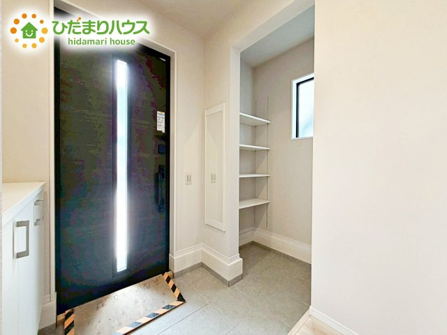 【玄関】 | 水戸市渡里町4期　新築戸建 | 収納スペースが広いため、布団や季節家電など大型のものを収納できますね