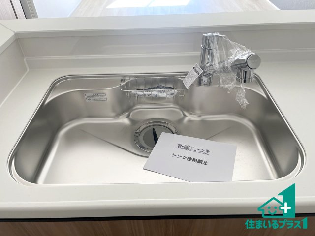 ★湖南市宝来坂　限定1邸の独立洗面台|清潔感のある洗面台です。フラットな鏡は掃除がしやすく毎日清潔！ホースは引き出して使えるので洗顔やお掃除の際に便利です！