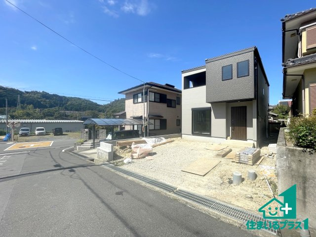 ★17(土)18(日)現地見学可能！★湖南市宝来坂　限定1邸の前面道路含む現地写真|周辺は閑静な住宅街！前面道路広々で車の出し入れも便利です。駐車が苦手な方でも安心して車庫入れできます！