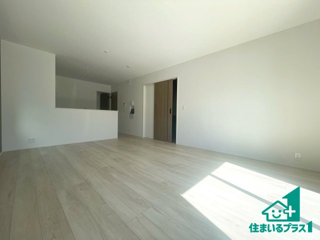 ★17(土)18(日)現地見学可能！★湖南市宝来坂　限定1邸の居間・リビング|シンプルなリビングは、観葉植物等のインテリアを楽しめますね！パパ好みにも、ママ好みにも家具次第で雰囲気を変えることができます！